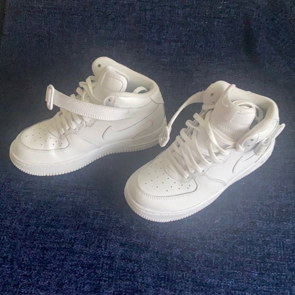 Kids like new condition white Nike Air Force 1 mid (ps) in original box